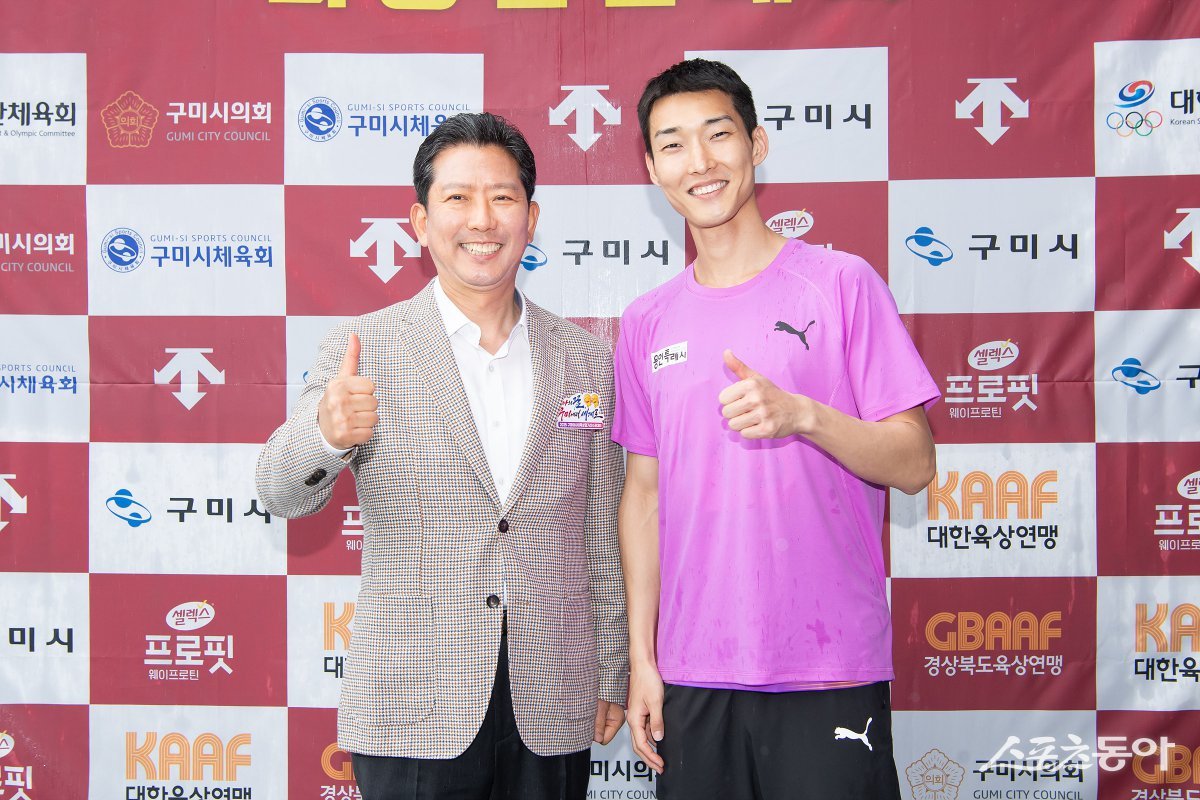 김장호 구미시장(왼쪽)과 육상스타 우상혁 선수가 기념촬영을 하고 있다. 사진제공ㅣ구미시