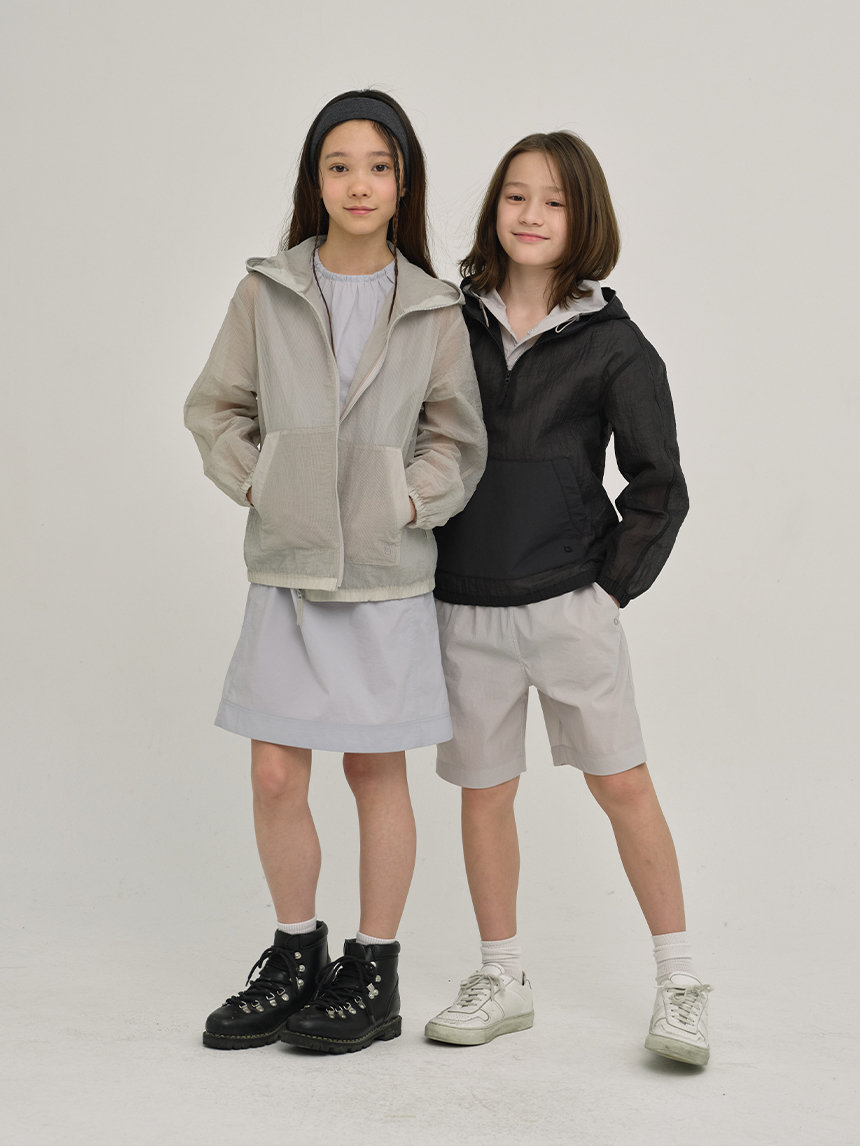 국내 키즈 산업 시장이 커지면서 경기 침체로 고전하고 있는 아웃도어, 패션 업계가 앞다퉈 키즈 포트폴리오 다각화로 돌파구를 열고 있다. 사진은 나우 키즈라인 화보.    사진제공 ｜ 나우