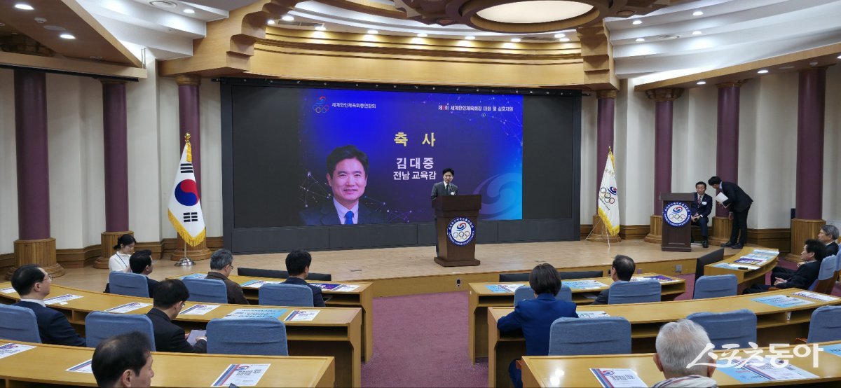 지난 4월 21일 서울 국회의사당 의원회관에서 열린 ‘제9회 세계한인체육회장대회’에서 K-에듀센터 개소를 알리고 있는 김대중 전남도교육감. 사진제공=전남도교육청