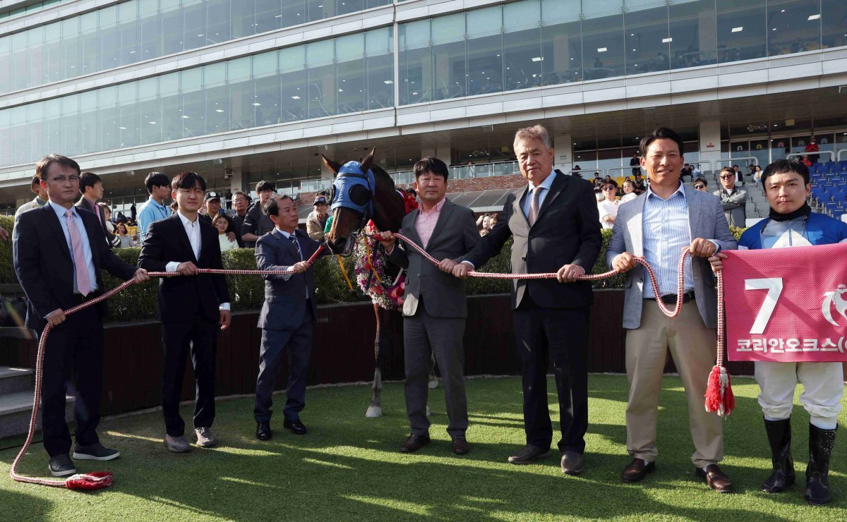 트리플 티아라 시리즈 두번째 경주로 4일 렛츠런파크 부산경남에서 열린 ‘제26회 코리안오크스 대상경주’서 우승한 판타스틱밸류의 시상식 사진제공 |한국마사회