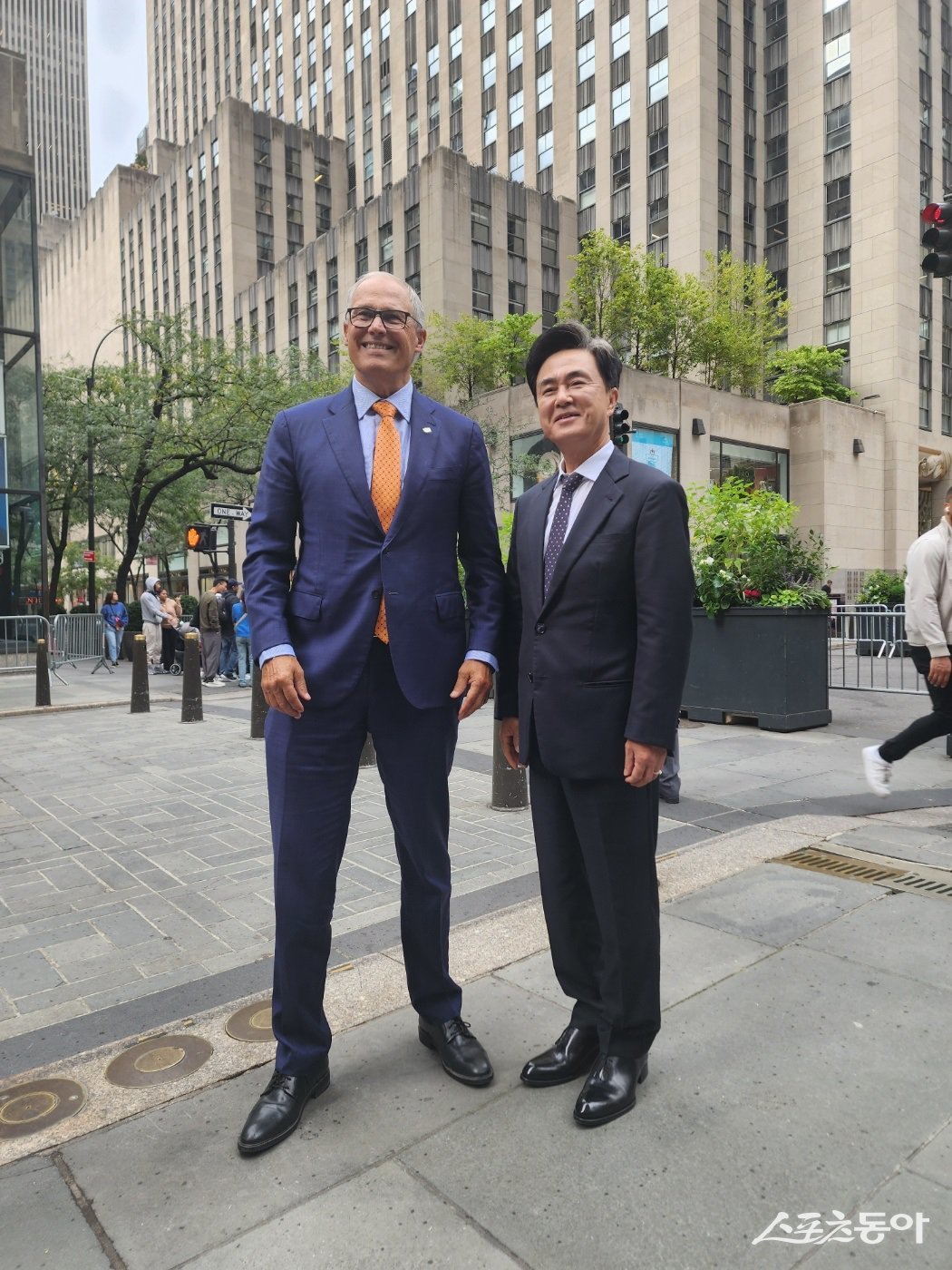 김태흠 충남도지사가 지난해 9월 23일 미국 뉴욕에서 열린 ‘2030 글로벌 메탄 감축 전략 토론’ 참석 후 제이 인슬리 미국 워싱턴주지사를 만나 환하게 웃고 있다. 사진제공｜충남도