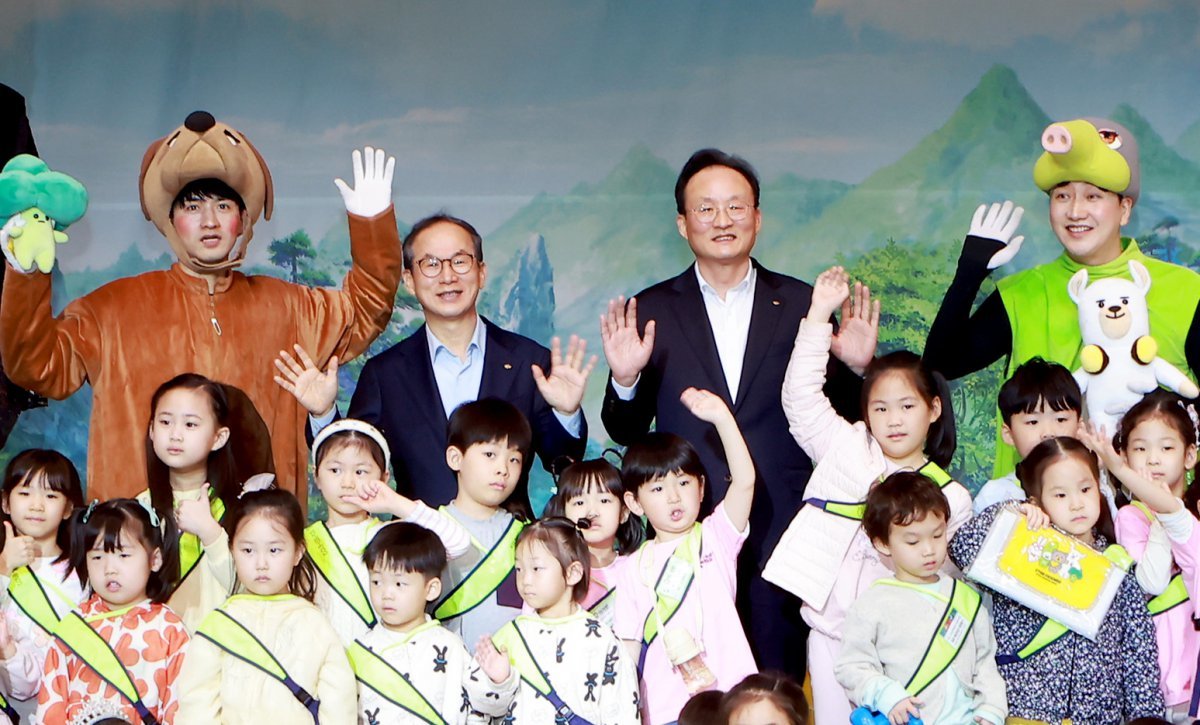 어린이날 기념행사에서 기념 촬영을 하고 있는 양종희 KB금융 회장(왼쪽)과 이환주 KB국민은행장. 사진제공|KB금융