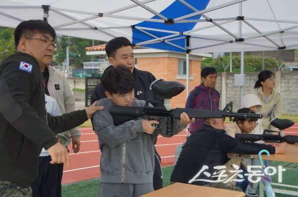 해군 제118조기경보전대가 어린이날 행사로 각종 병영 체험활동을 전개하고 있다. 사진제공 ㅣ 울릉군
