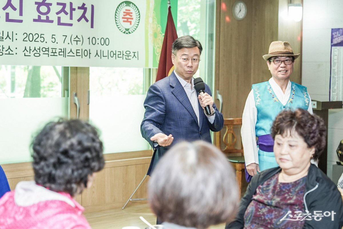 신상진 성남시장(윈쪽)이 7일 어버이날 앞두고 열린 ‘경로당 어르신 효 잔치’에서 인사말을 전하고 있다. 사진제공ㅣ성남시