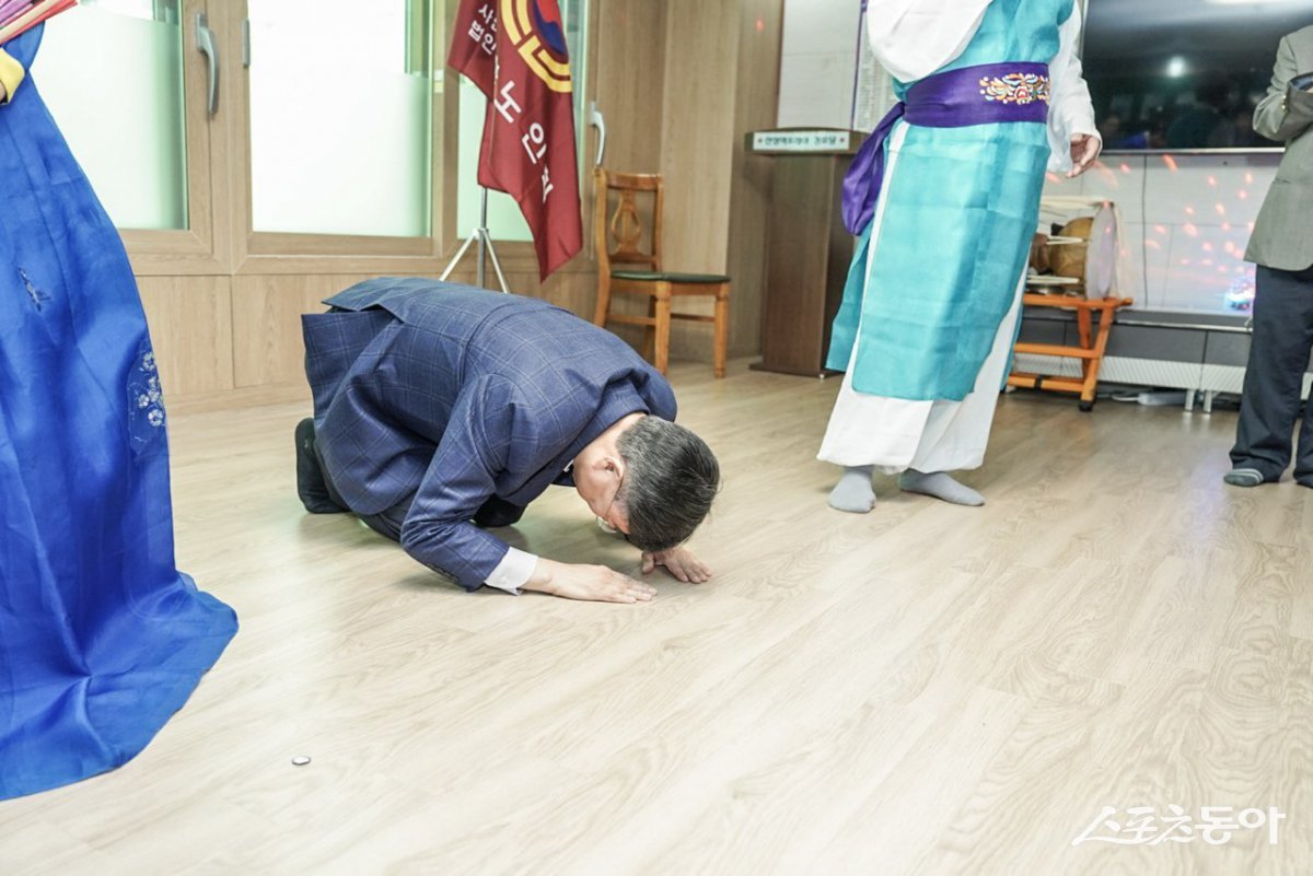 신상진 성남시장이 7일 어버이날 앞두고 열린 ‘경로당 어르신 효 잔치’에서 큰 절을 하고 있다. 사진제공ㅣ성남시