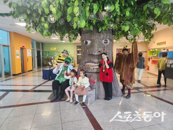 예천 곤충생태원 어린이날 아기자기 축제를 찾은 관람객들이 기념 촬영하며 즐거워하고 있다. 사진제공 ㅣ 예천군