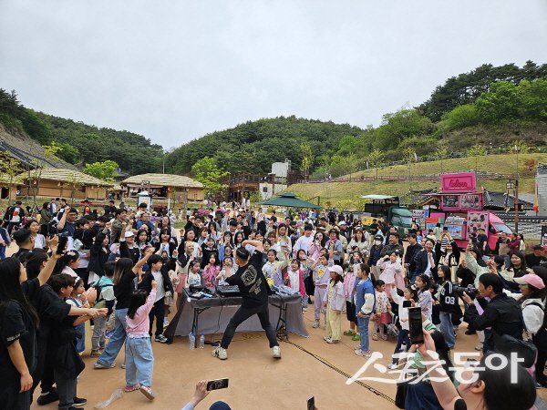 안동 어린이 한마당 행사 참가 어린이들이 디제이와 함께 즐거운 시간을 보내고 있다. 사진제공 ㅣ 안동시