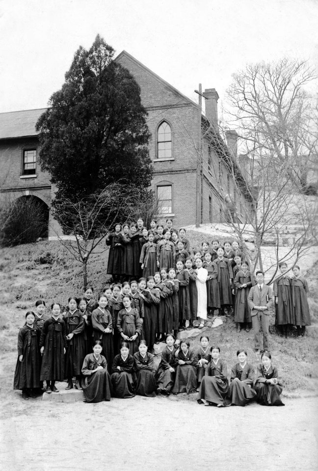 15일 개막하는 역사사진전 ‘한 줄기 새 빛이’. 사진은 6·25 전쟁 전 이화학당 본관 메인홀의 모습. 사진제공ㅣ이화박물관