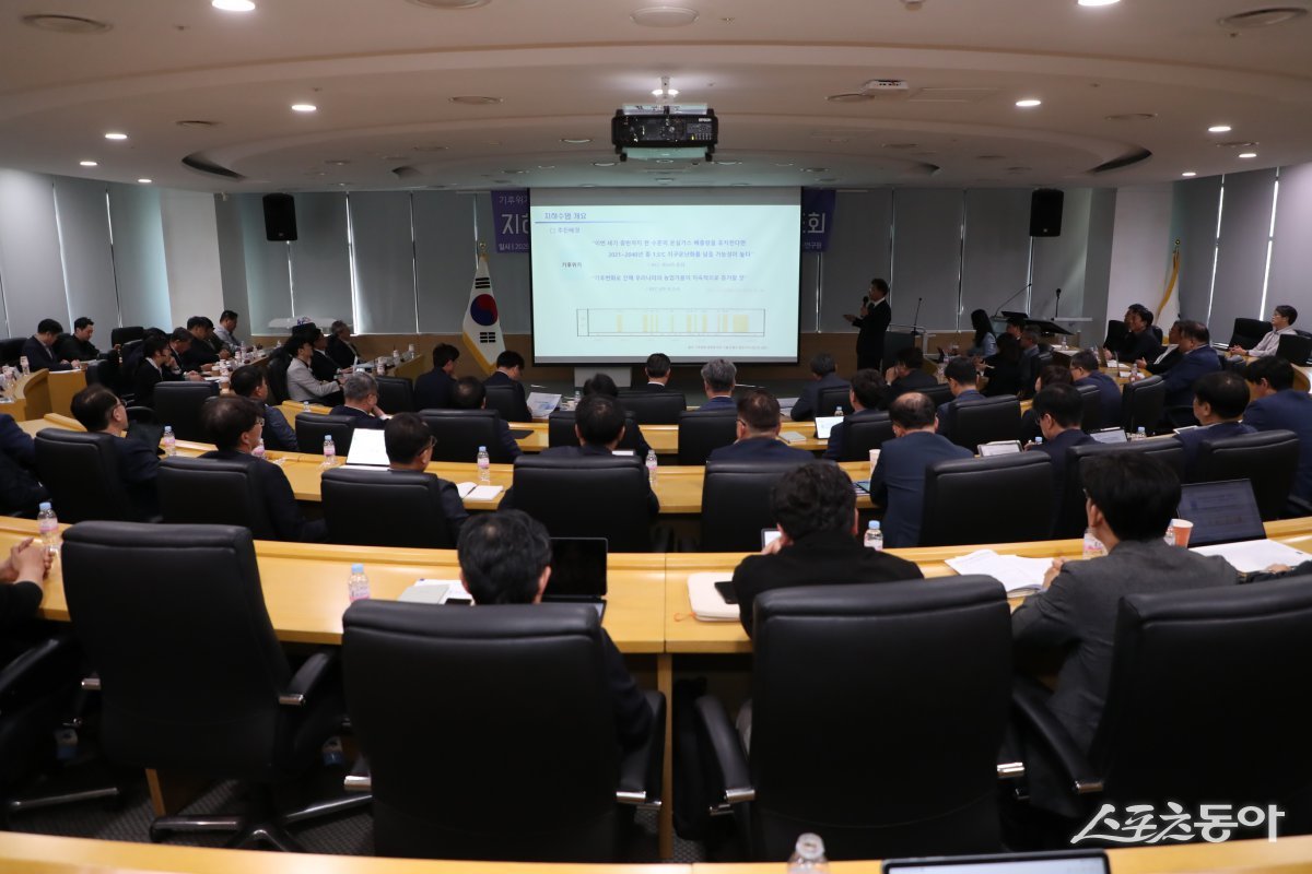 한국농어촌공사가 최근 지하수댐 국가 R&D 사업의 성공적 수행을 위해 학계 등과 협력 방안을 마련하는 토론회를 개최한 모습. 사진제공=한국농어촌공사