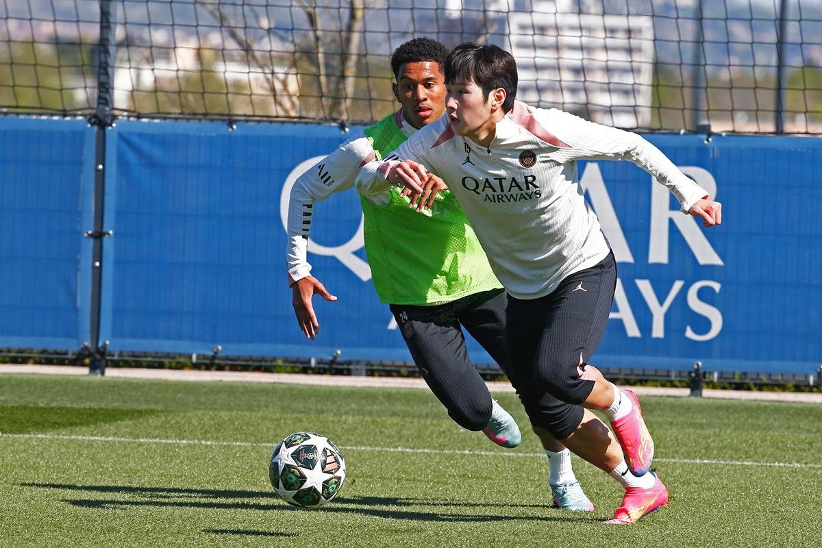 이강인(앞)은 UCL 우승에 대한 기대감과 함께 이적설도 무성하다는 어수선함이 공존한다. 사진출처｜PSG 홈페이지