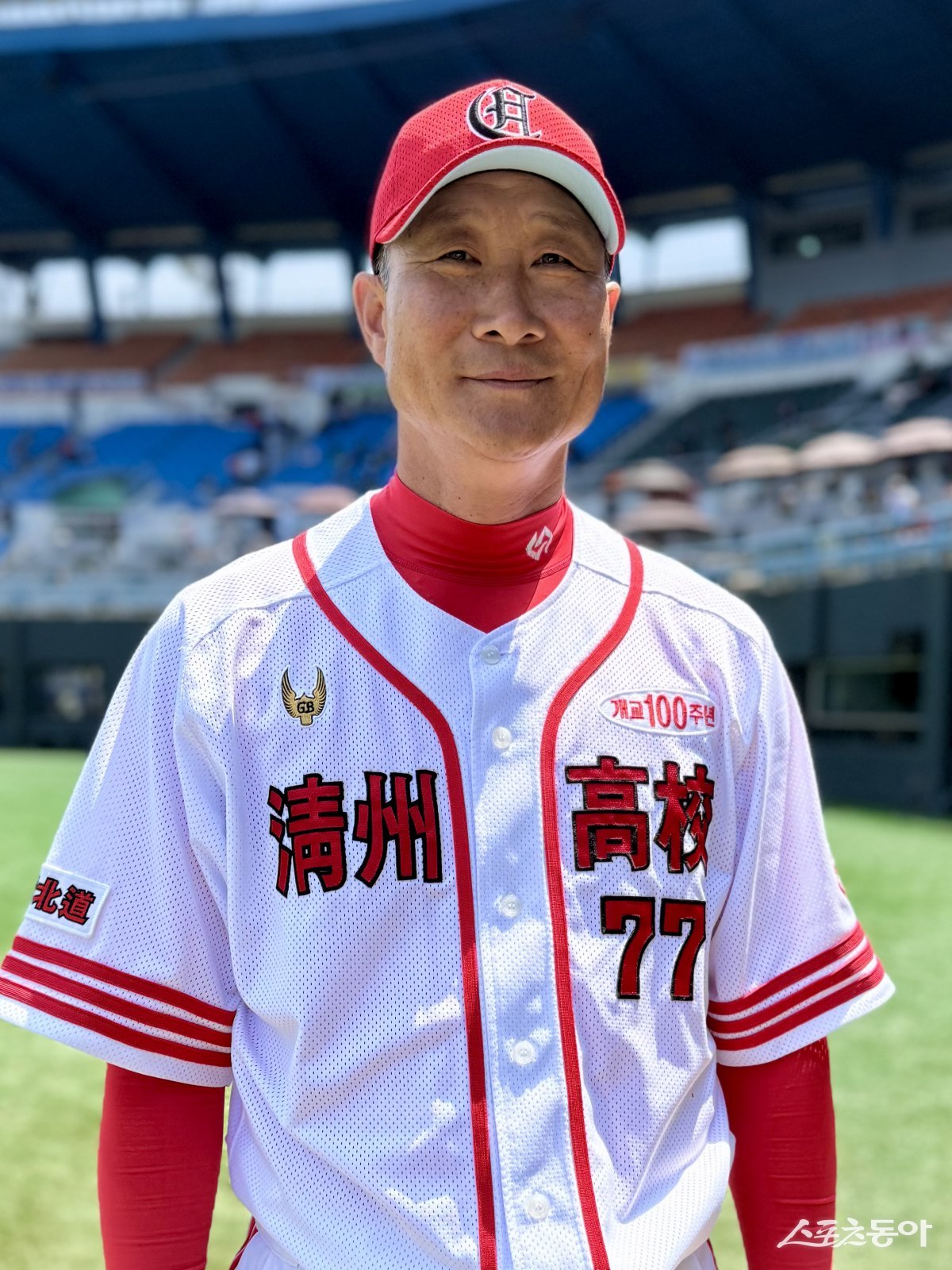 김인철 청주고 감독이 8일 목동구장에서 열린 제79회 황금사자기 전국고교야구대회 겸 주말리그 왕중왕전(동아일보사·스포츠동아·대한야구소프트볼협회 공동주최) 2회전에서 배재고를 6-5로 꺾고 16강 진출을 확정한 뒤 스포츠동아와 인터뷰하고 있다. 목동｜김현세 기자 kkachi@donga.com