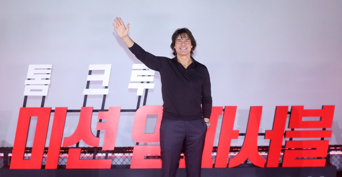 [서울=뉴시스] 김혜진 기자 = 톰 크루즈가 8일 오후 서울 송파구 롯데시네마 월드타워에서 열린 영화 ‘미션 임파서블: 파이널 레코닝’ 프레스 컨퍼런스에서 인사하고 있다.  2025.05.08. jini@newsis.com