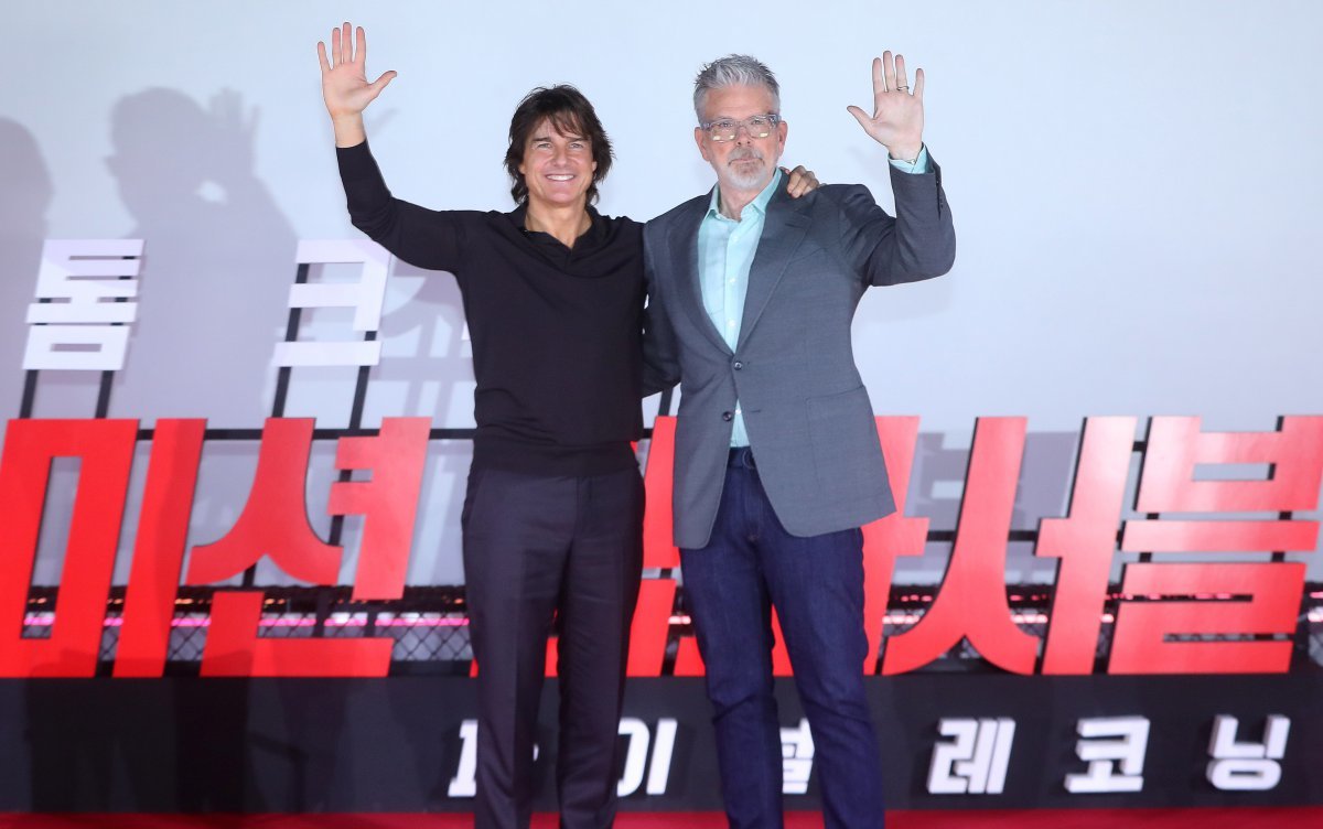 [서울=뉴시스] 김혜진 기자 = 톰 크루즈(왼쪽), 크리스토퍼 맥쿼리 감독이 8일 오후 서울 송파구 롯데시네마 월드타워에서 열린 영화 ‘미션 임파서블: 파이널 레코닝’ 프레스 컨퍼런스에서 포즈를 취하고 있다.  2025.05.08. jini@newsis.com