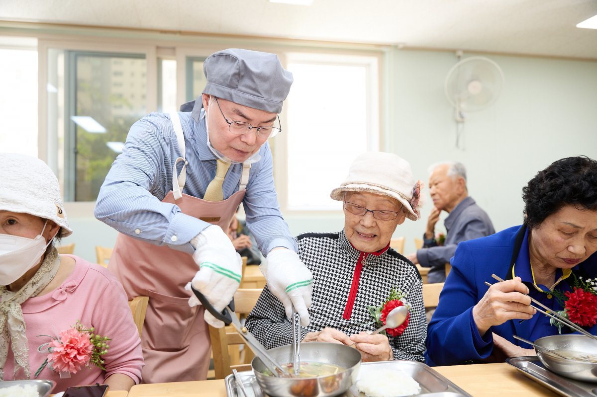 조영학 서울마주협회 회장이 군포 주몽종합사회복지관에서 어르신들이 갈비탕을 편하게 드실 수 있도록 고기를 자르며 봉사를 하고 있다 사진제공|서울마주협회