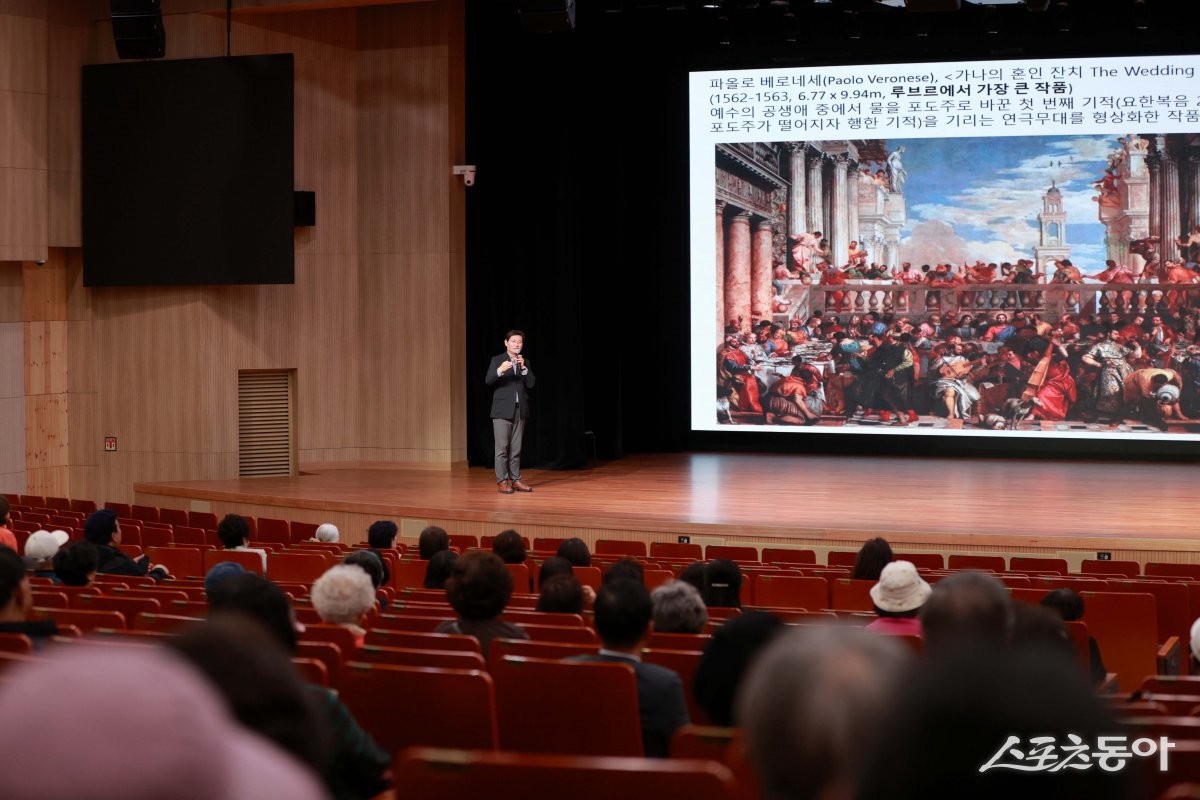 이상일 용인특례시장이 지난 7일 서초문화예술회관에서 강연하고 있다. 사진제공｜용인시