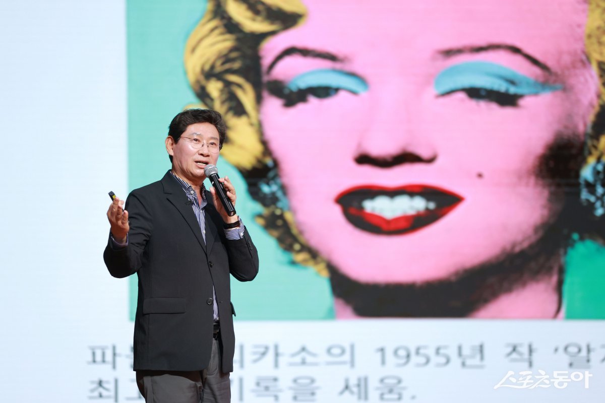 이상일 용인특례시장이 지난 7일 서초문화예술회관에서 강연하고 있다. 사진제공｜용인시