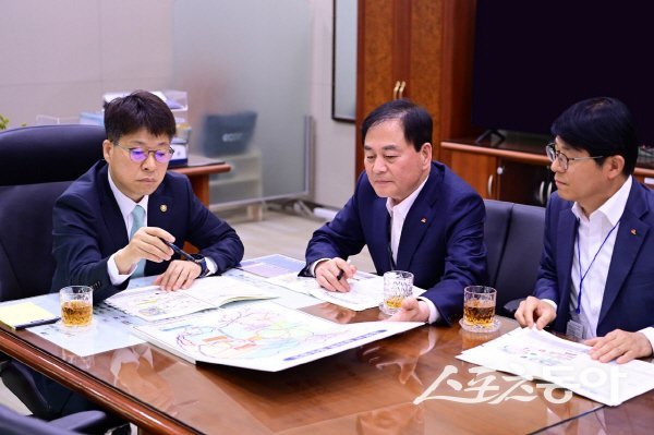 배낙호 김천시장(가운데)이 내년도 국비 예산 확보를 위해 중앙부처를 방문해 설명하고 있다. 사진제공 ㅣ 김천시