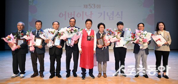 이철우 경북도지사(가운데)가 제53회 어버이날 기념식 유공자 표창 후 기념 촬영하고 있다. 사진제공 ㅣ 경북도