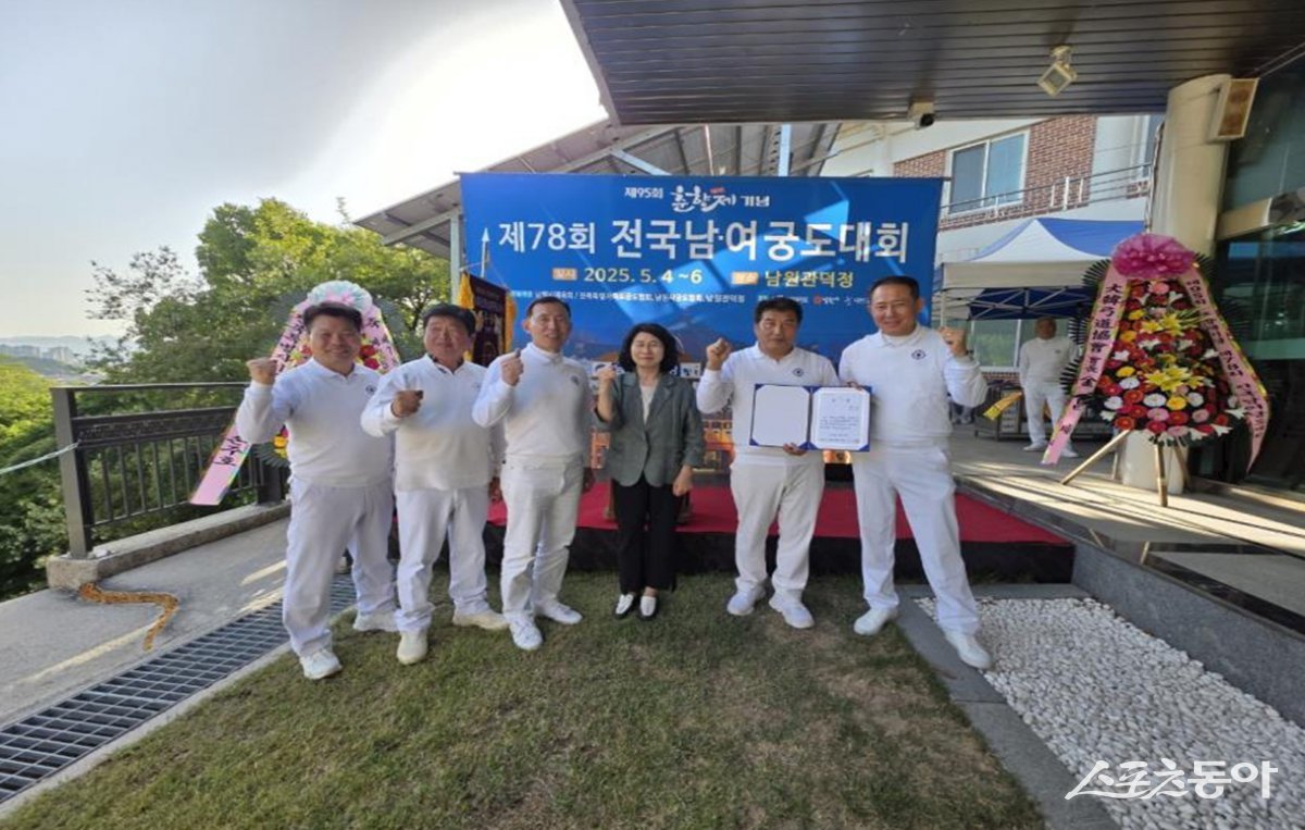 최근 여수에서 열린 ‘제59회 거북선축제 기념 전국 남녀 궁도대회’에서 단체전 1위를 차지한 무안군 숭덕정 궁도팀. 사진제공=무안군