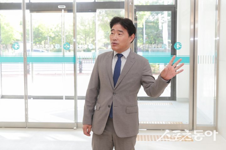 김운남 고양특례시의회 의장이 지난 7일 일산동구보건소를 찾아 시설을 둘러보고 운영 현황을 점검하고 있다. 사진제공ㅣ고양시의회