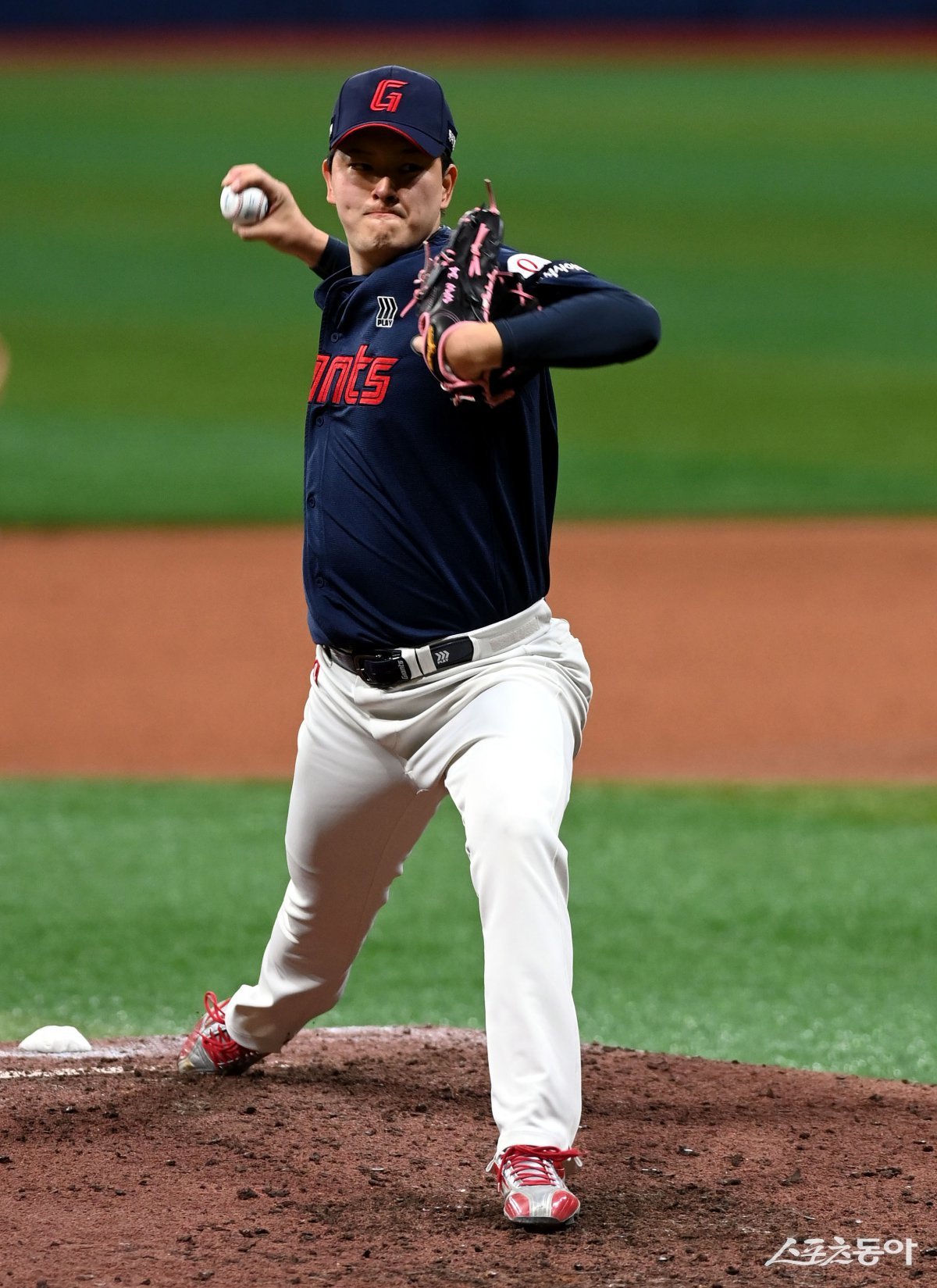 롯데 마무리 김원중이 6년 연속 두 자릿수 세이브를 달성했다. 리그 역대 최정상급의 마무리로 평가되는 구대성, 손승락, 정우람, 진필중을 잇는 기록이다. 스포츠동아DB