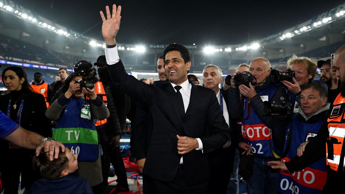 나세르 알 켈라이피 PSG 회장(가운데)은 다음달 1일(한국시간) 독일 뮌헨의 알리안츠 아레나에서 열릴 인터 밀란과 2024~2025시즌 UCL 결승에 구단 전 직원을 초청하기로 했다. 8일 파르크 데 프랭스에서 열린 아스널과 UCL 4강 2차전에서 2-1로 이긴 뒤, 결승 진출을 확정하고 기뻐하는 알 켈라이피 회장. 사진출처|PSG 홈페이지