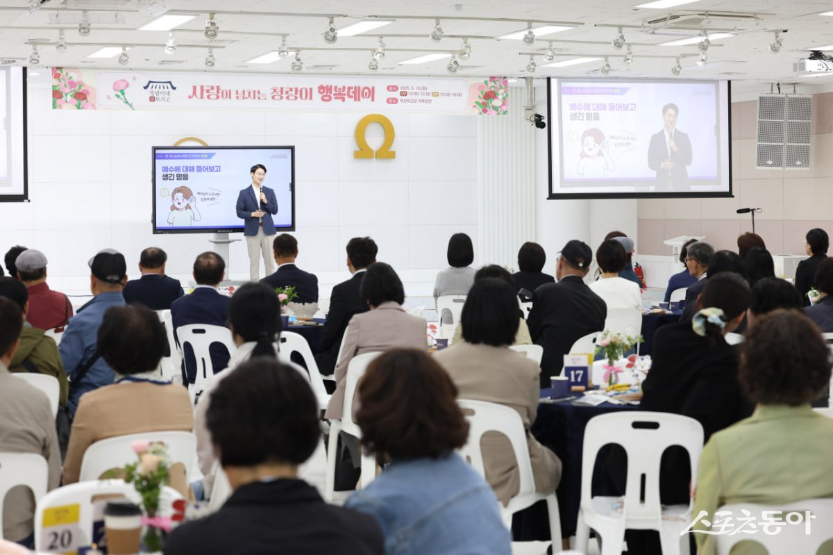 지난 10일 부산야고보지파 부산교회에서 열린 오픈하우스에 지역 유명 인사, 목회자, 그리고 성도들의 가족과 지인 등 800여명이 방문한 가운데 성황을 이뤘다. (사진제공=신천지예수교회 부산교회)