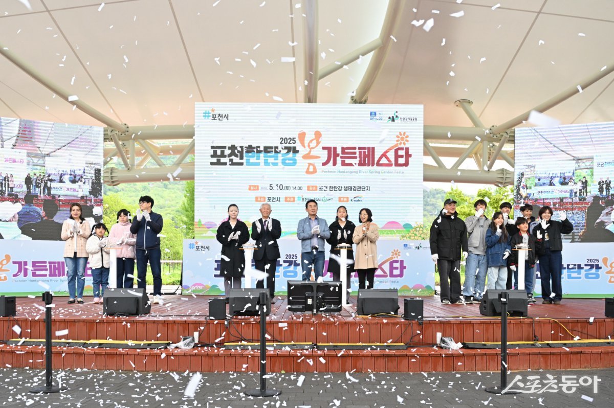 백영현 시장(윈쪽 일곱번째)이 10일 포천 한탄강 생태경관단지 야외무대에서 ‘2025 포천 한탄강 봄 가든페스타’ 개막식을 개최하고 있다. 사진제공ㅣ포천시