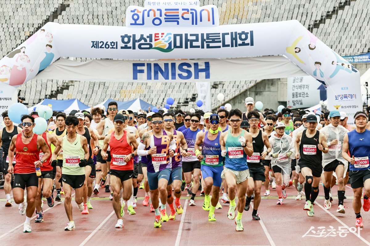 지난 10일 화성 효마라톤에 참여한 시민들이 달리고 있다. 사진제공|화성시