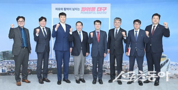 대구시와 대한사격연맹이 2027 셰계사격선수권대회 유치에 논의하고 파이팅하고 있다. 사진제공 ㅣ 대구시