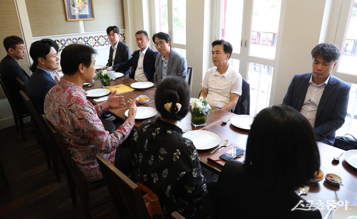 김 지사는 9일(현지시간) 주싱가포르 대한민국 대사관을 방문해 홍진욱 대사와 면담을 갖고, 현지 경제 동향과 시장 진출 전략에 대해 의견을 교환했다. 사진제공｜충남도