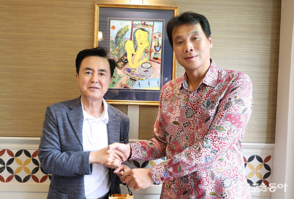 김 지사는 9일(현지시간) 주싱가포르 대한민국 대사관을 방문해 홍진욱 대사와 면담을 갖고, 현지 경제 동향과 시장 진출 전략에 대해 의견을 교환했다. 사진제공｜충남도