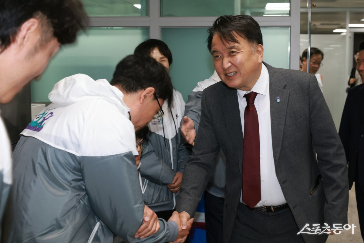 김영환 충청북도지사는 지난 9일 제천을 방문해 오는 2025년 9월 개최 예정인 ‘제천국제한방천연물산업엑스포’ 준비 현장을 직접 점검하고, 성공 개최를 위한 본격적인 현장 행보에 나섰다. 사진제공|충북도