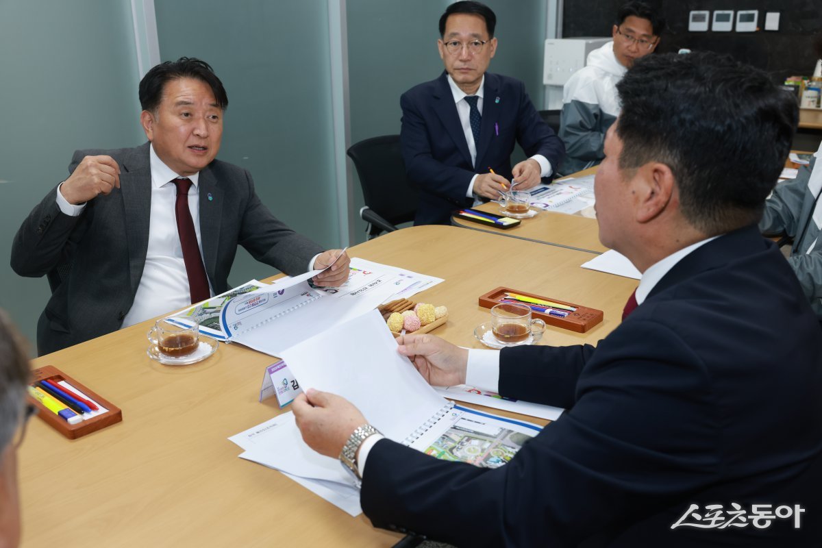 김영환 충청북도지사는 지난 9일 제천을 방문해 오는 2025년 9월 개최 예정인 ‘제천국제한방천연물산업엑스포’ 준비 현장을 직접 점검하고, 성공 개최를 위한 본격적인 현장 행보에 나섰다. 사진제공|충북도