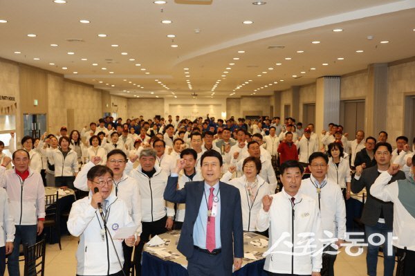 포항시 선수단이 환영 행사에서 화이팅을 외치고 있다. 사진제공ㅣ포항시