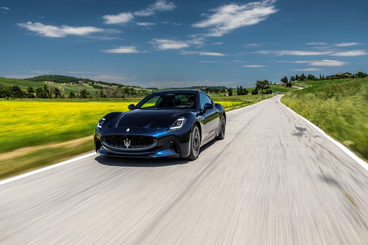 그란투리스모 폴고레는 마세라티의 첫 순수 전기 GT카로 마세라티가 포뮬러 E 무대에서 축적한 전동화 기술을 대거 적용해 정지 상태에서 시속 100km까지 단 2.7초 만에 도달하는 막강한 성능을 발휘한다. 사진제공 ｜마세라티