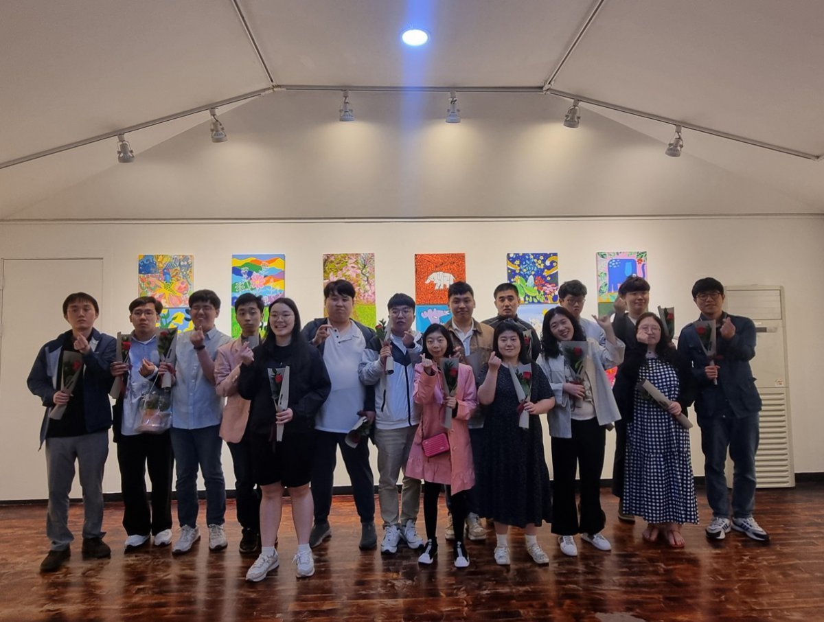 기념 촬영 중인 아트림 소속 작가들과 아트림 관계자들. 사진제공ㅣ아트림