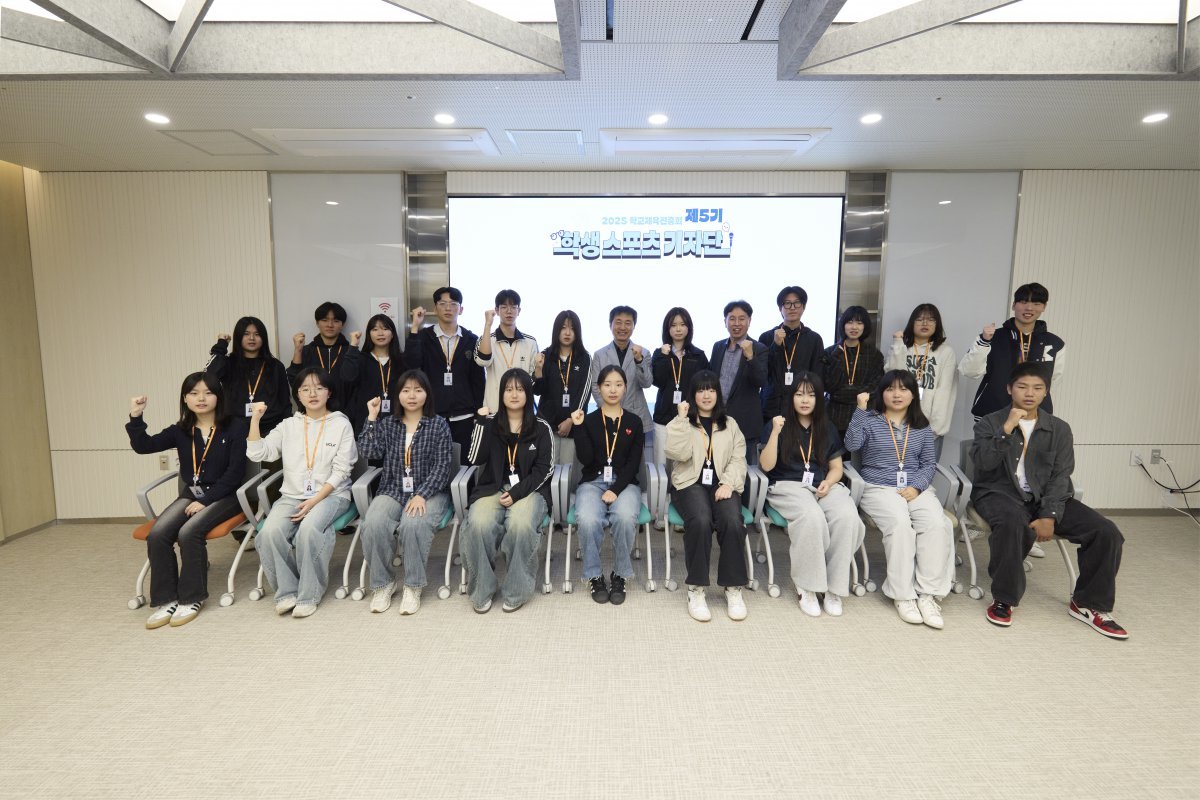 10일 동아일보 충정로 사옥에서 열린 2025 제5기 학생스포츠기자단 발대식에 참석한 학생기자들과 관계자들이 파이팅을 외치며 새로운 기자단의 출범을 알리고 있다. 사진 | 이한석