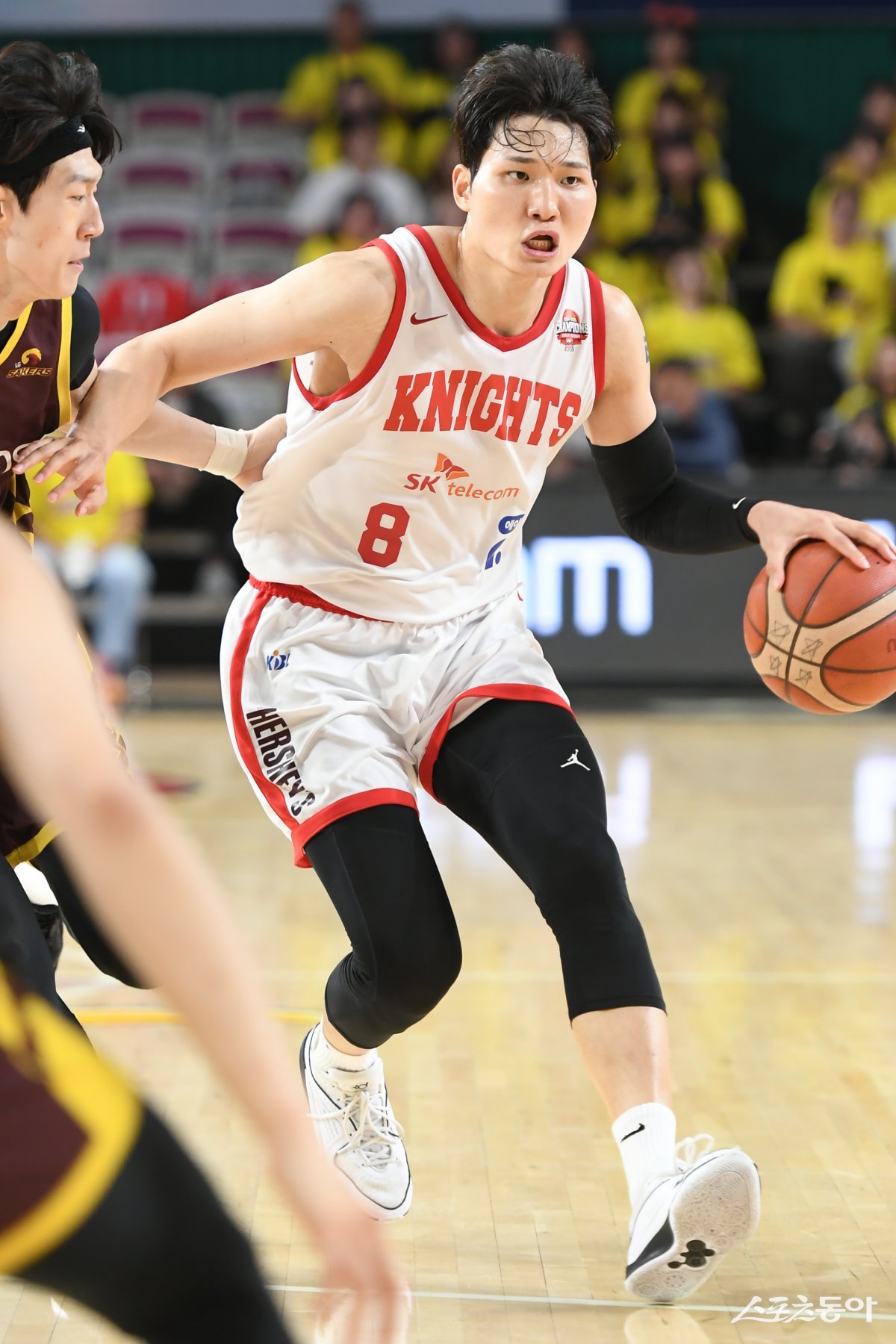 SK 안영준(오른쪽)이 11일 창원체육관에서 열린 LG와 챔피언 결정전 4차전에서 돌파를 시도하고 있다. 사진제공|KBL