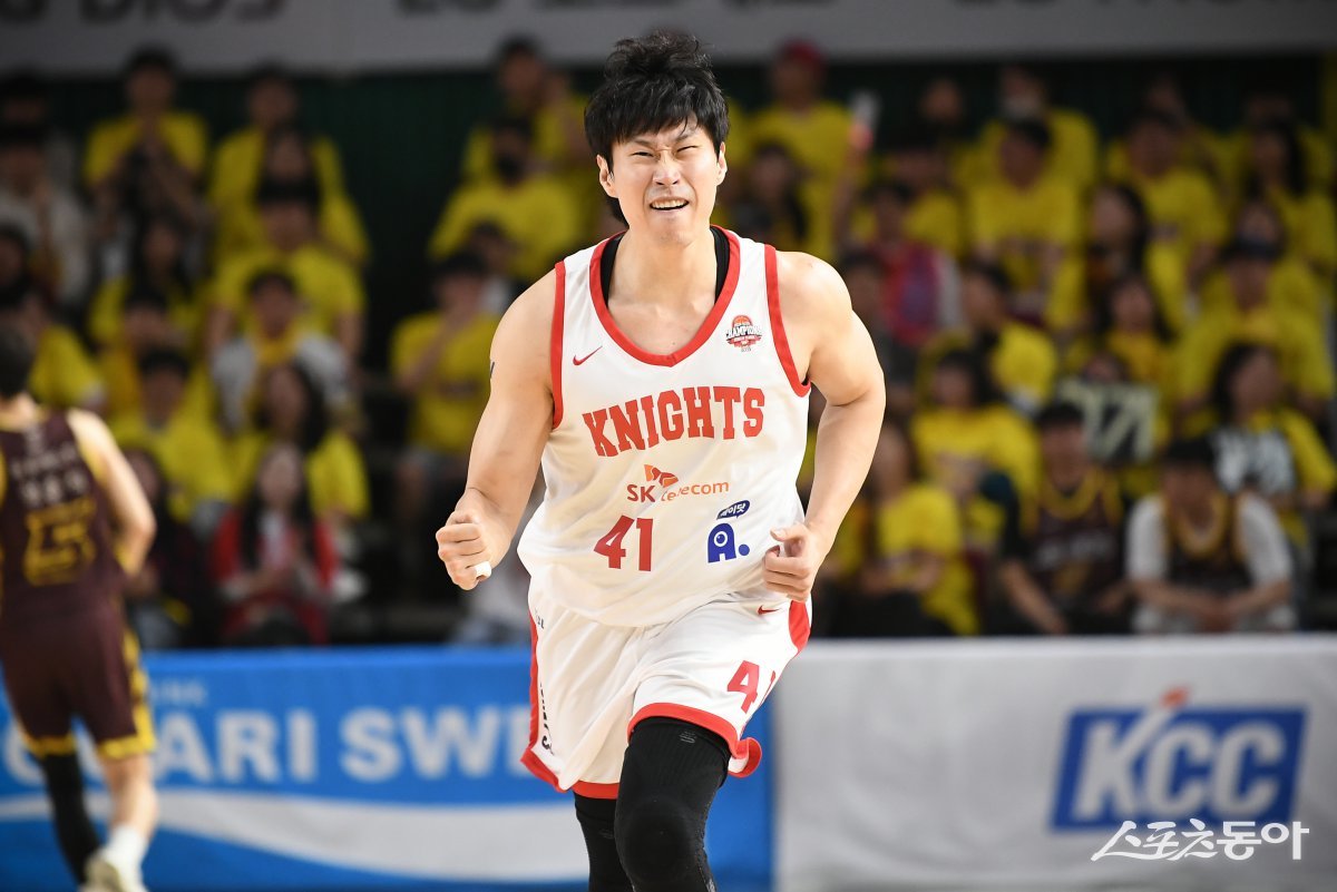 SK 오세근이 11일 창원체육관에서 열린 LG와 챔피언 결정전 4차전에서 3점슛을 성공시킨 뒤 포효하고 있다. 사진제공|KBL