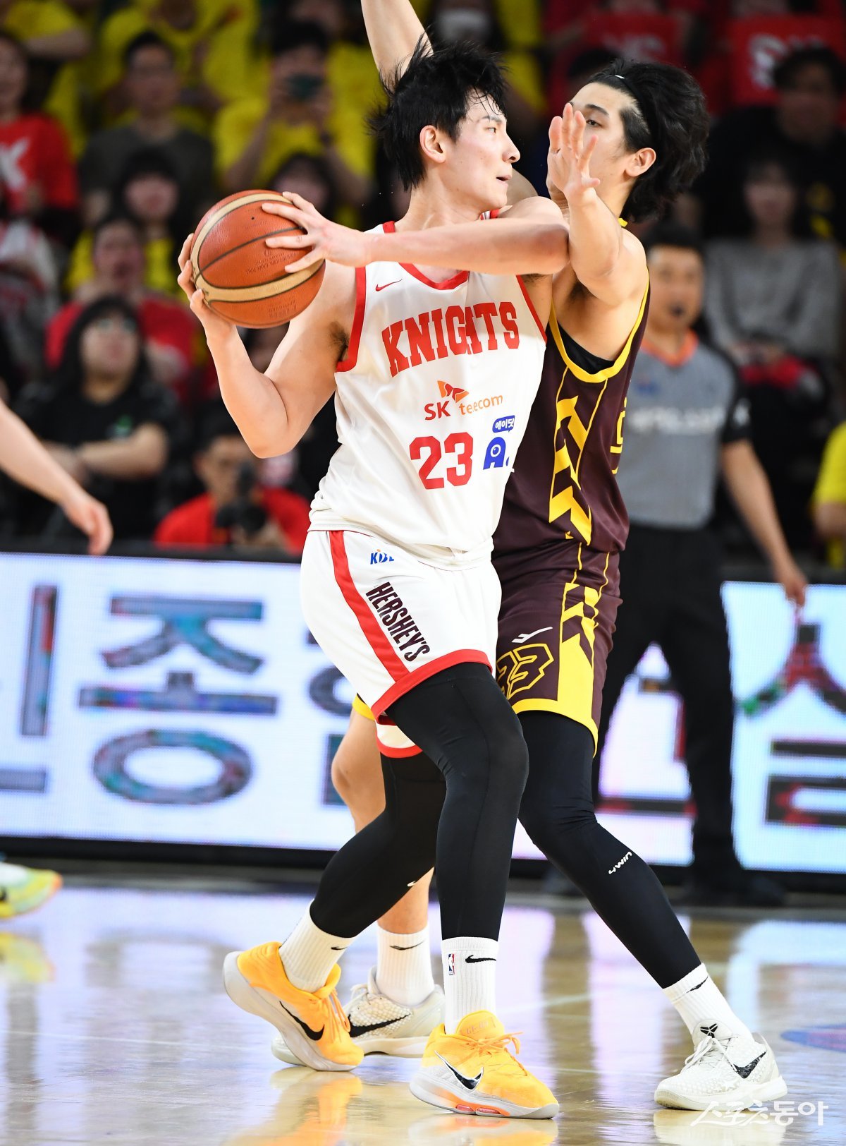 SK 김형빈(왼쪽)이 11일 창원체육관에서 열린 LG와 챔피언 결정전 4차전에서 칼 타마요의 수비를 피해 패스할 곳을 찾고 있다. 사진제공|KBL