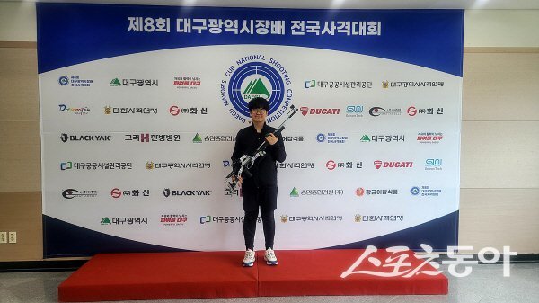 제8회 대구광역시장배 전국사격대회서 남자 일반부 10m 공기소총 개인전과 단체전에서 한국신기록을 수립하며 우승한 보은군청 소속 김우림 선수. 사진제공 ㅣ 대구시
