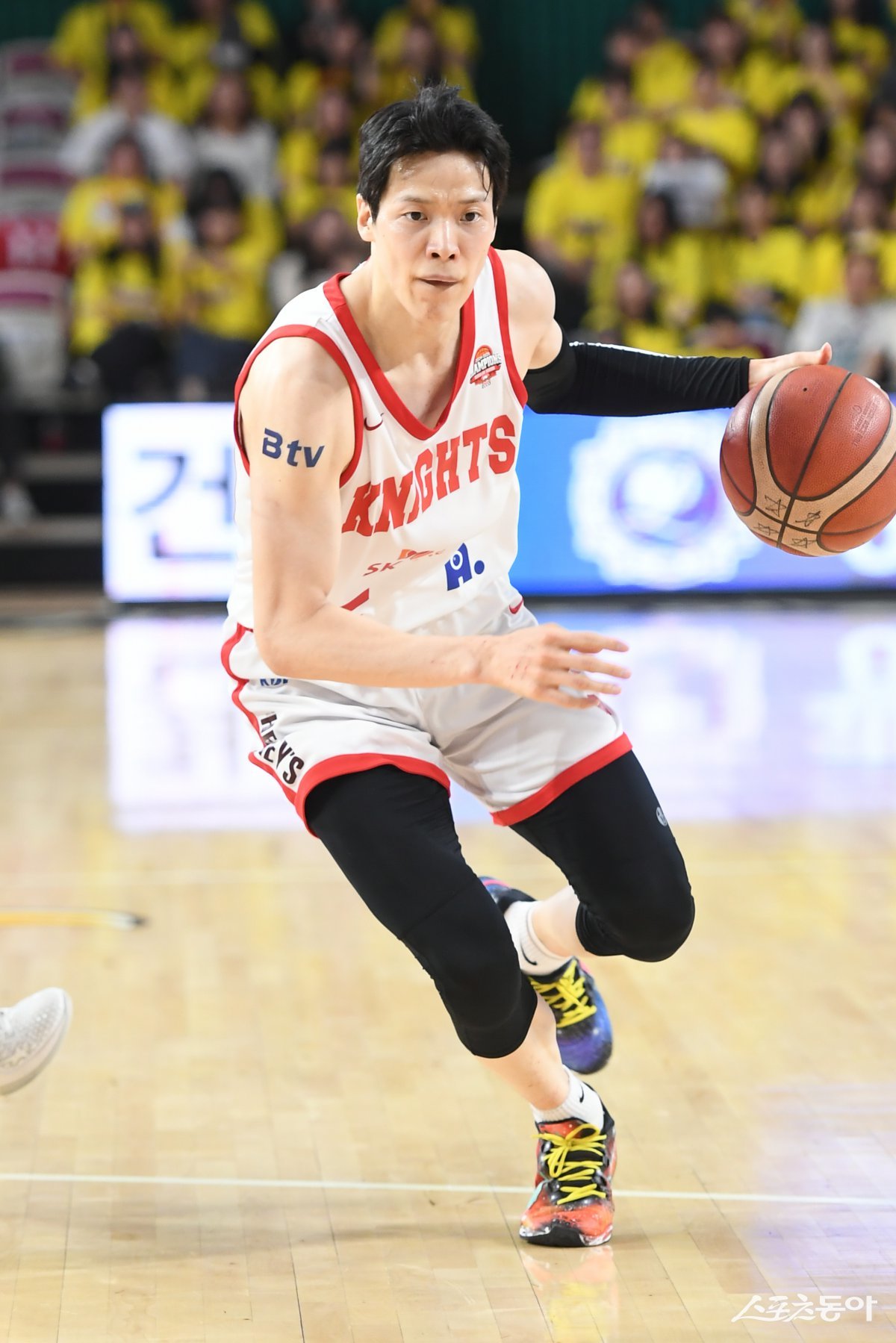 SK 김선형이 11일 창원체육관에서 열린 LG와 챔피언 결정전 4차전 도중 돌파를 시도하고 있다. 그는 공격에서의 집중력을 끌어올려 SK가 3연패 후 반격의 1승을 거두는데 앞장섰다. 사진제공｜KBL