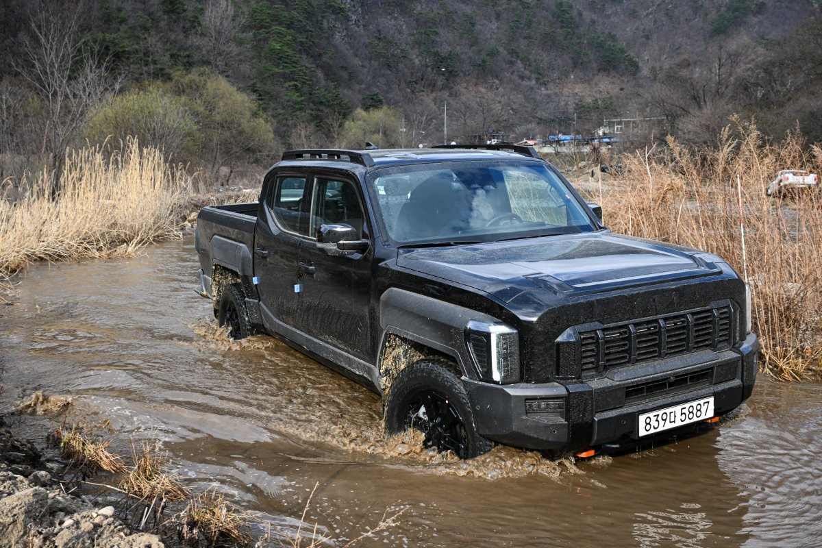 기아 타스만은 정통 픽업트럭 특유의 강인한 주행 성능에 대형 SUV 수준의 승차감과 편의사양을 더해 주목받고 있다. 2단 ATC 기반 사륜 시스템과 전자식 차동기어 잠금장치 등을 통해 오프로드 성능을 높여 레저와 일상 모두를 아우른다. 사진제공 |기아