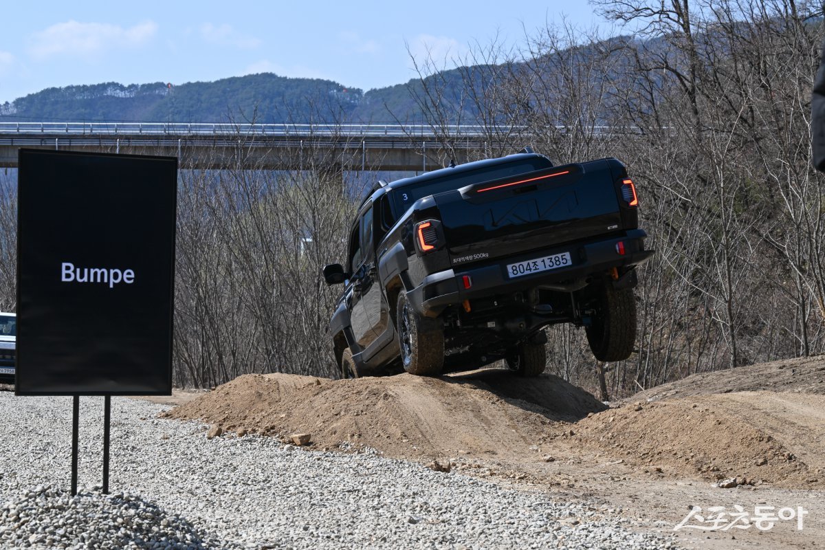 한쪽 바퀴가 허공에 완전히 뜨는 범피 구간을 가볍게 통과하고 있는 기아 타스만. 사진제공 |기아