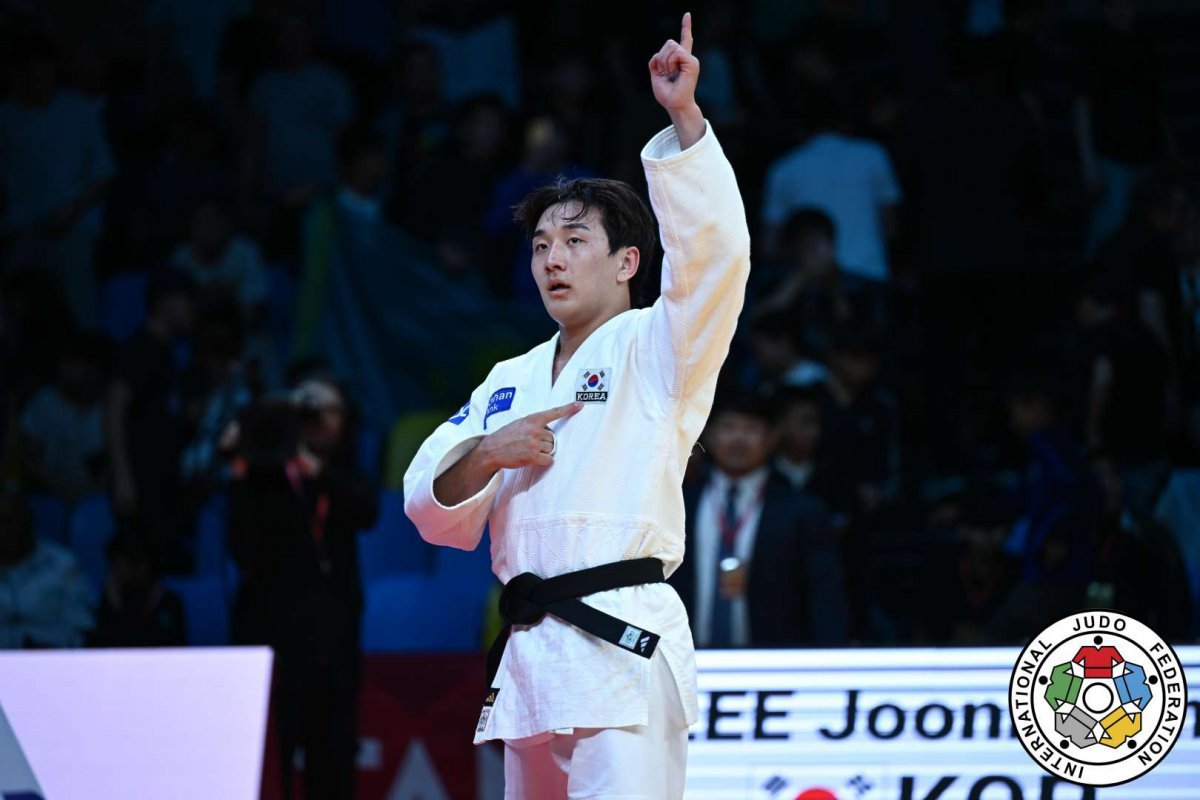 이준환이 10일 카자흐스탄 아스타나에서 열린 IJF 바리시 그랜드슬램 결승에서 나가세 다카노리를 꺾고 우승을 차지한 뒤 세리머니를 하고 있다. 사진제공|국제유도연맹