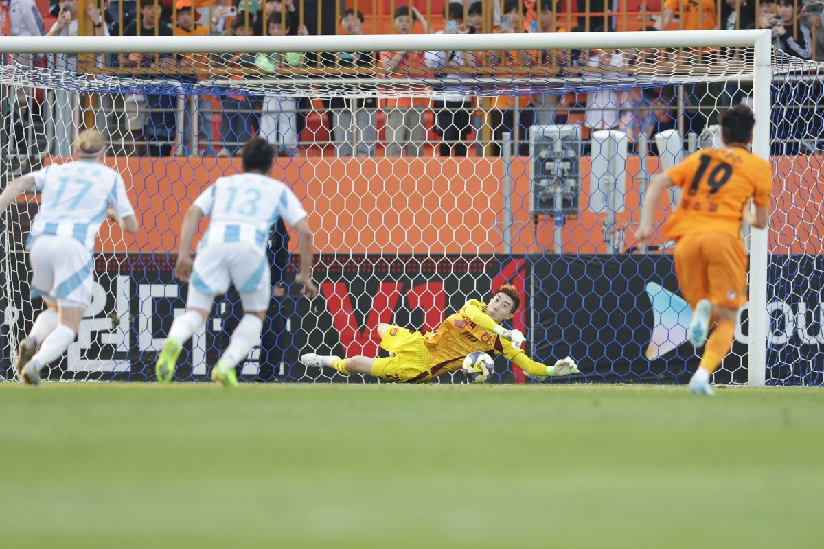 울산 조현우(뒤)가 11일 제주월드컵경기장에서 열린 제주와 2025시즌 K리그1 13라운드 원정경기 후반 49분 유리 조나탄의 PK를 막아내고 있다. 조현우의 PK 선방에 힘입은 울산이 2-1로 이겼다. 사진제공|한국프로축구연맹