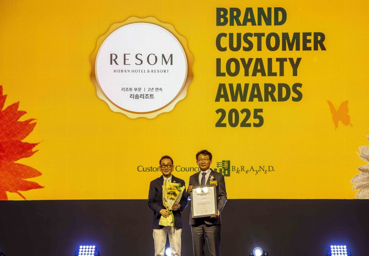 ‘2025 브랜드 고객충성도 대상’의 리조트부문을 수상한 강신주 호반호텔앤리조트 리조트부문대표(왼쪽) 사진제공 |호반호텔앤리조트