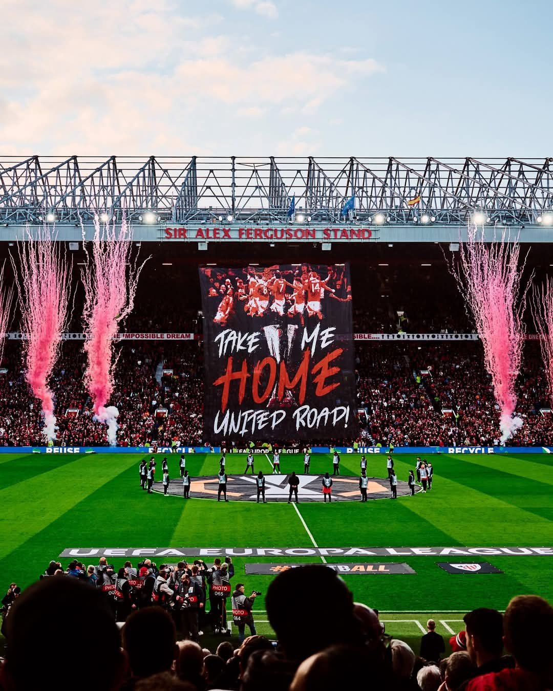 맨유는 22일(한국시간) 스페인 빌바오의 산마메스 스타디움에서 열릴 토트넘과 UEL 결승전에 직원들을 위한 무료 티켓을 제공하지 않을 방침이다. 700여명의 스태프를 초대하기로 한 토트넘과 다른 결정이다. 맨유 홈구장인 올드 트래포드 전경. 사진출처|맨체스터 유나이티드 SNS