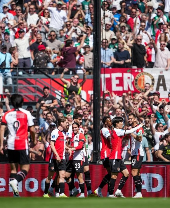 페예노르트는 11일(한국시간) 로테르담 스타디온에서 열린 PSV와 홈경기에서 2-3으로 역전패했다. 선제골이 터진 뒤 기뻐하는 페예노르트 선수들. 사진출처|페예노르트 SNS